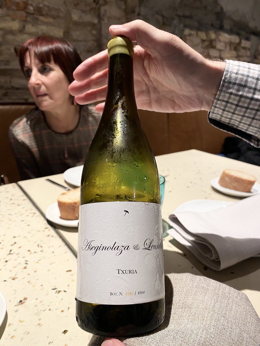 Fuera de carta: salmón este y ciervo. Espectaculares ambos.

Y para beber: Txuria, de <a href="/Asegi_Leunda/">Aseginolaza & Leunda</a>.