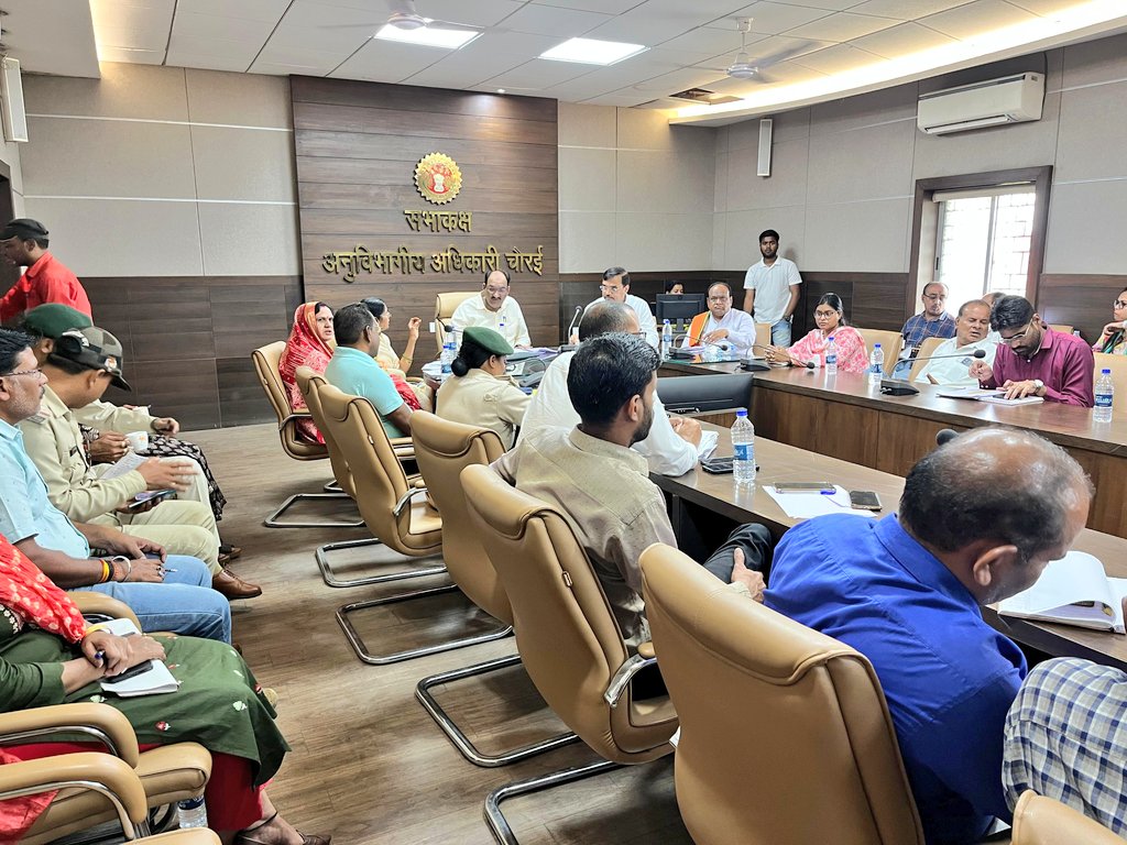 चौरई विधानसभा के समग्र विकास हेतु विजन डॉक्यूमेंट से संबंधित महत्वपूर्ण प्रशासनिक बैठक संपन्न हुई जिसमें शासन प्रशासन के संबंधित सक्षम अधिकारी व क्षेत्र के जनप्रतिनिधि उपस्थित रहे।

विजन डॉक्यूमेंट के आधार पर निर्माण व विकास कार्य में विस्तार से समीक्षा कर प्रस्ताव तैयार किए गए।