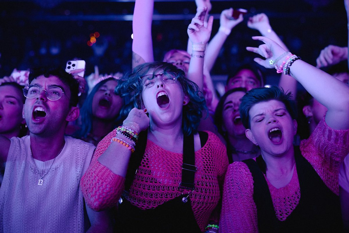 KEYSE friendship bracelet made it to the <a href="/halsey/">halsey 🌸</a> Philly photo dump. I was with yall in spirit &lt;3