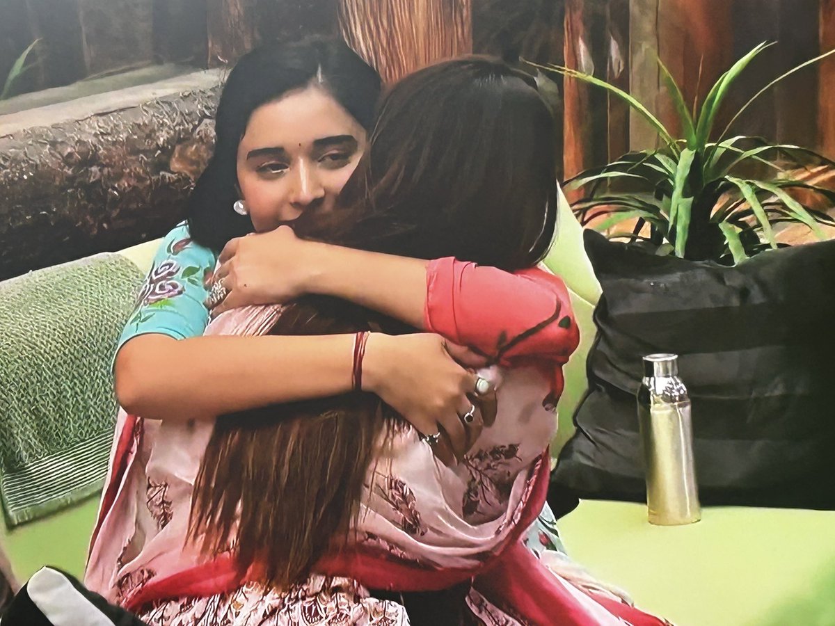 vatshpriya2's tweet image. #Livefeed 

Cuties 😍😘😘

#TanyaMittal #BiggBoss19 #BB19
