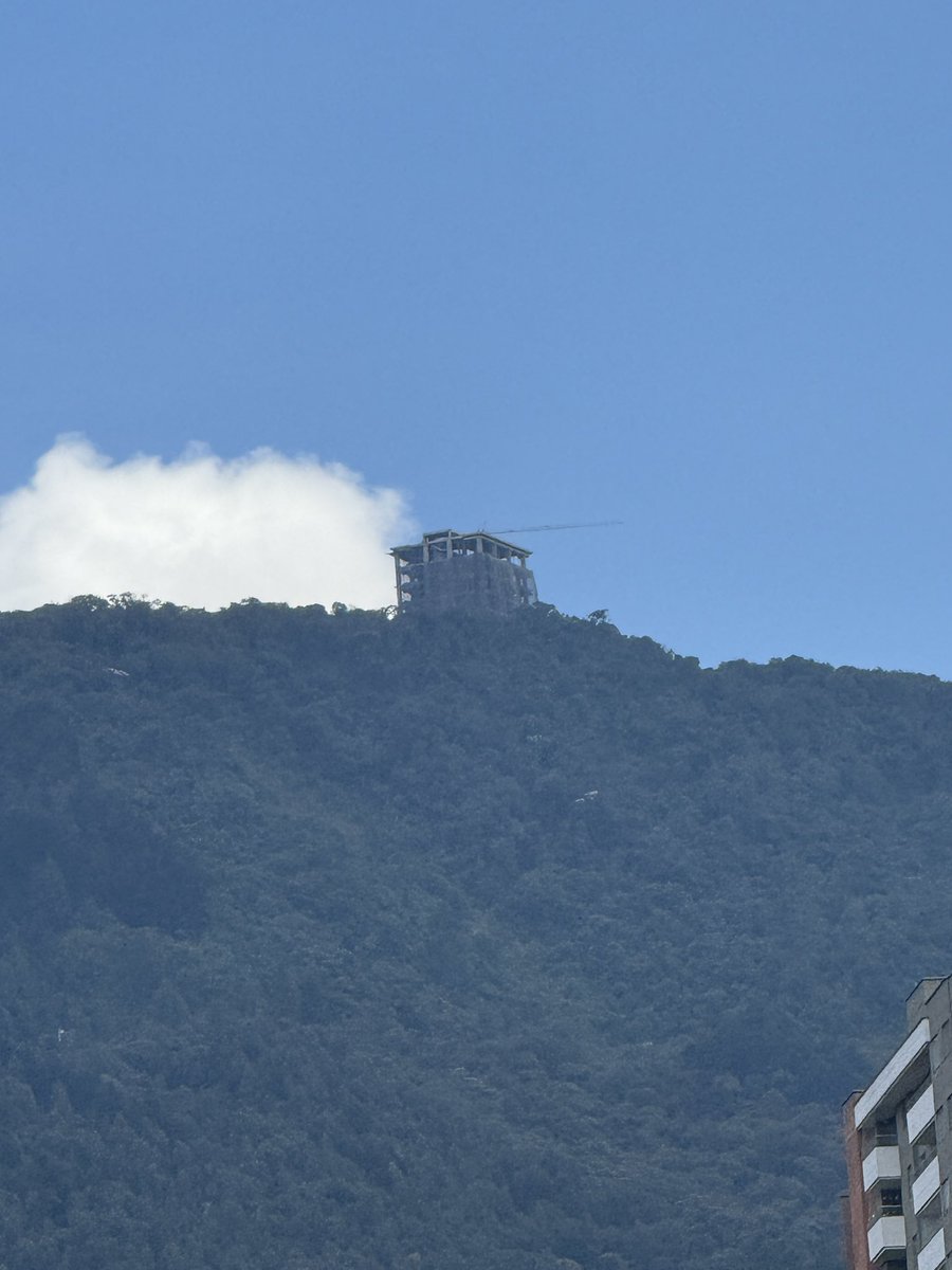 jorgetorresra's tweet image. El proyecto “Quantum / Manantiales Alto de Palmas”.  Llamado el “Adefecio” Tiene licencia para usos comerciales y servicios. Está siendo promovido como vivienda.

Eso configura una posible infracción urbanística y desviación del uso del suelo, conforme al POT de Envigado.

📌…