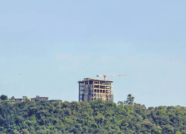 jorgetorresra's tweet image. El proyecto “Quantum / Manantiales Alto de Palmas”.  Llamado el “Adefecio” Tiene licencia para usos comerciales y servicios. Está siendo promovido como vivienda.

Eso configura una posible infracción urbanística y desviación del uso del suelo, conforme al POT de Envigado.

📌…