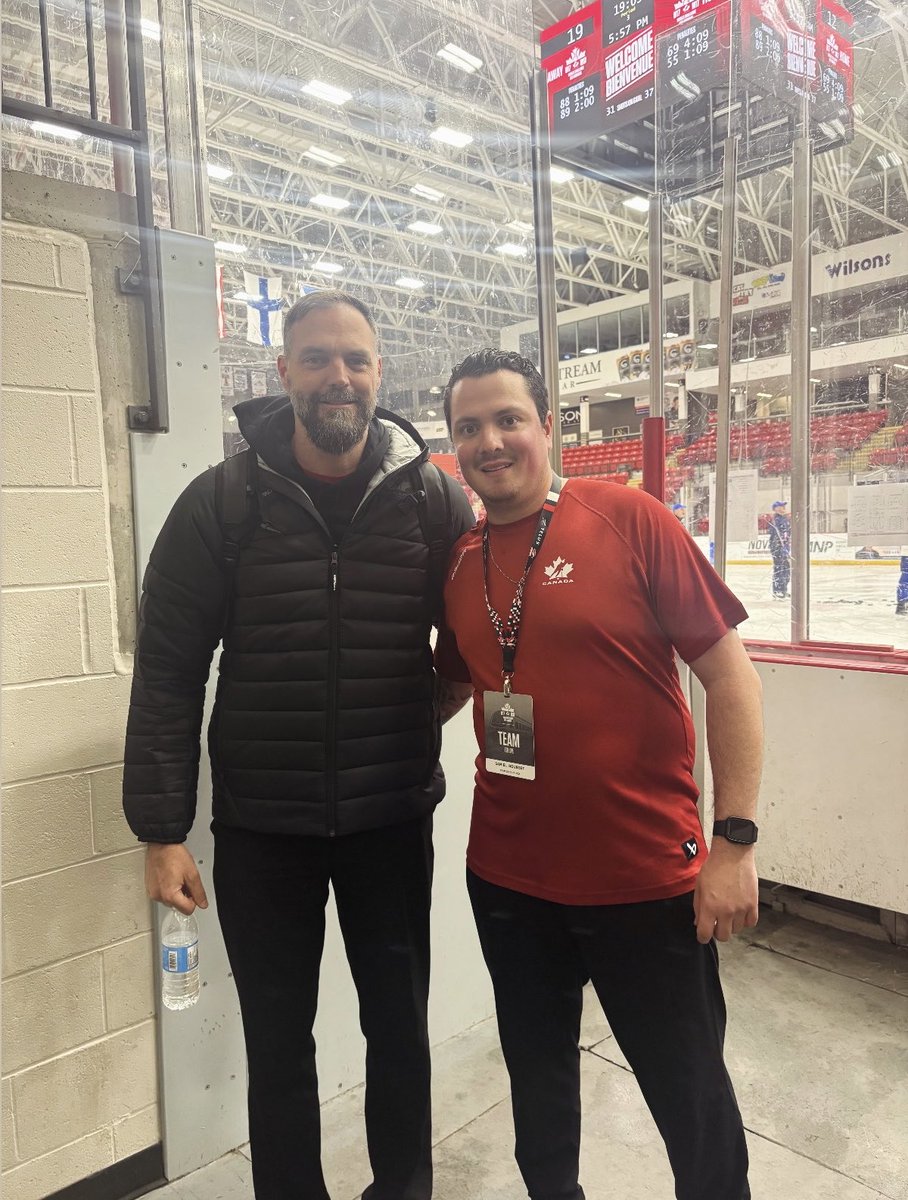 On souhaite un bon défi mondial des moins de 17 ans à notre entraîneur-adjoint Mathieu Gravel et notre gérant d’équipement Samuel Bourget! 🇨🇦

Meme souhait à notre espoir dans le filet, Mathys Fortin! 

Ça commence cet après-midi, bon tournoi! 🍁

<a href="/HockeyCanada/">Hockey Canada</a> | #Volts