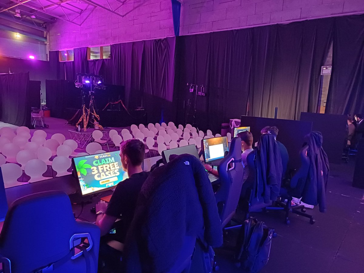 RupertHoop's tweet image. Getting ready for the finals of epic lan 46 against @MINLATE_cs 😎