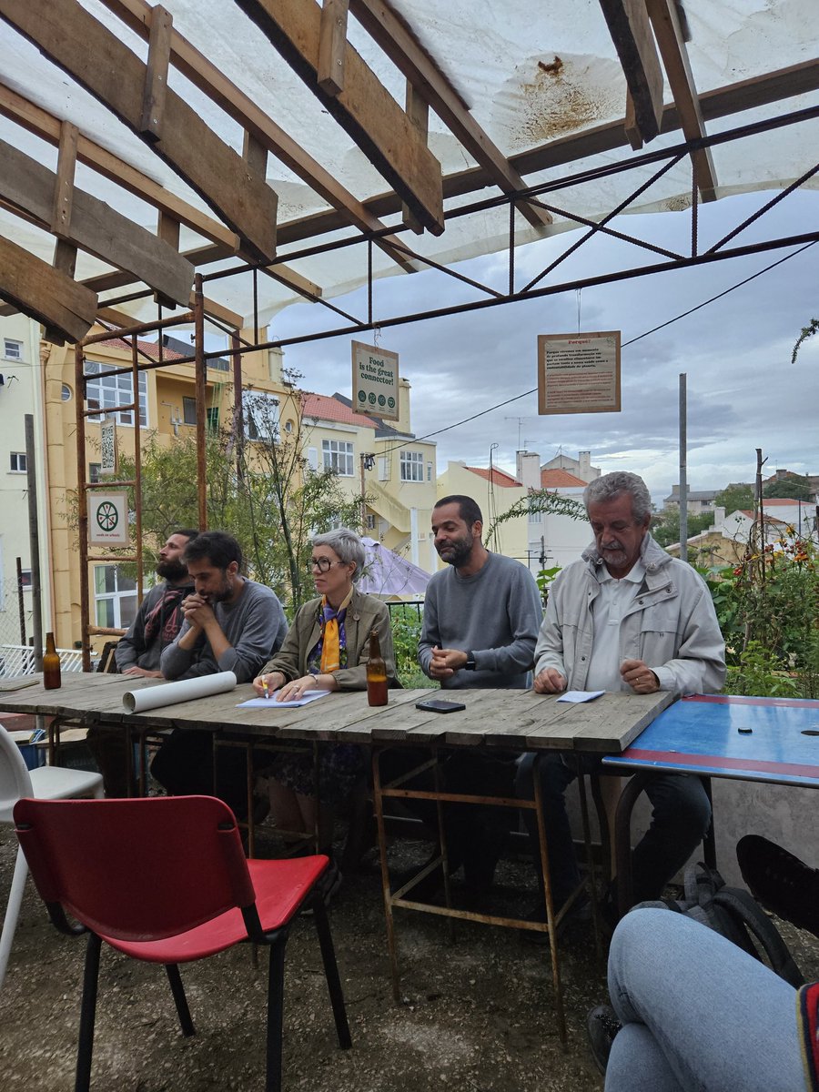 Grande dia ontem na horta da escola Gil Vicente e na cantina da RAM na Quinta do Ferro com conversas sobre alimentação e participação comunitária. 
Hoje há pizzas comunitárias para almoço e visita à Quinta do Ferro.
Apareçam!