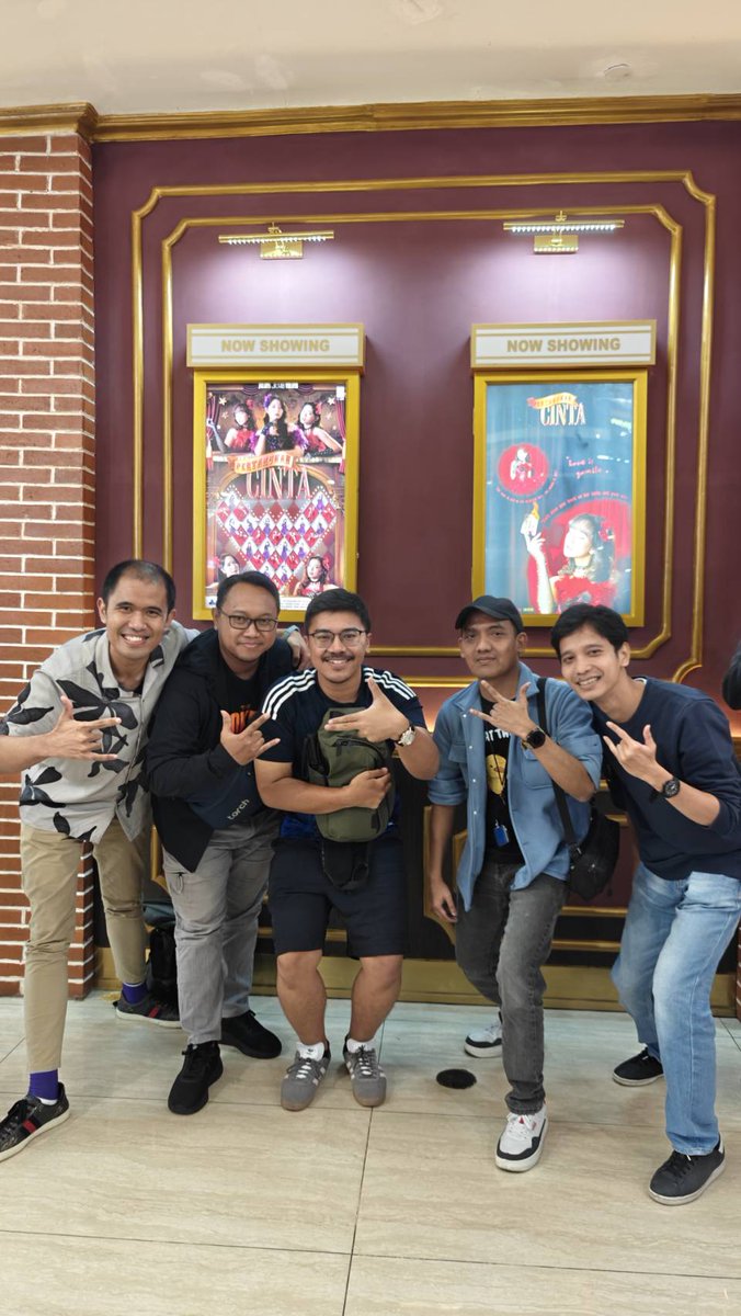 PutraRandy_'s tweet photo. #ReuniAkbar211 rasanya kayak perjalanan waktu ke masa saat ngidol jeketi jadi prioritas utama 😆😆

Sepanjang show seru banget karena berasa nyambung dengan natural aja sama teman-teman yang bahkan dulu gak pernah ngobrol bareng 😅

Makasih om @officialJKT48 👍😊 https://t.co/Z2k4vnsjDW
