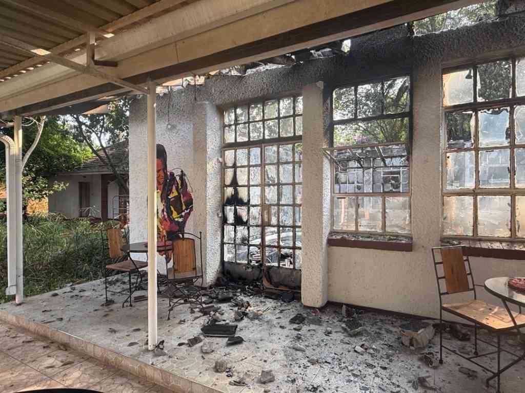 thestandardzim's tweet image. #EditorialComment
🔵The silence by the government and police following last week’s arson attacks at the Sapes Trust offices and the home of Constitutional Defence Forum member Gilbert Mbwende has been deafening.
thestandard.co.zw/standard-peopl…