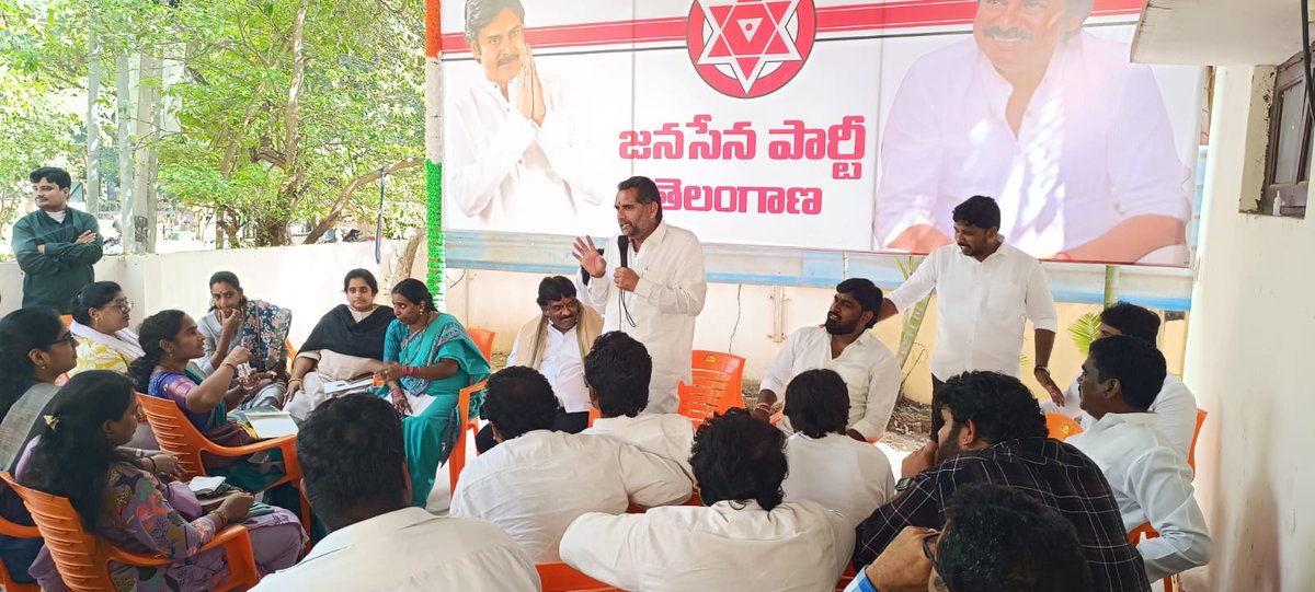 JSPTelangana's tweet image. జనసేన పార్టీ గ్రేటర్ హైదరాబాద్ అధ్యక్షులు శ్రీ రాదారం రాజలింగం గారి ఆధ్వర్యంలో గ్రేటర్ పార్టీ శ్రేణులతో హైదరాబాద్ పార్టీ కార్యాలయంలో సమావేశాన్ని నిర్వహించారు.
రాదారం రాజలింగం గారు మాట్లాడుతూ రానున్న గ్రేటర్ ఎన్నికల్లో పోటీ చేసేందుకు నాయకులు సిద్ధం కావాలని కోరారు. ప్రజల సమస్యలపై,…