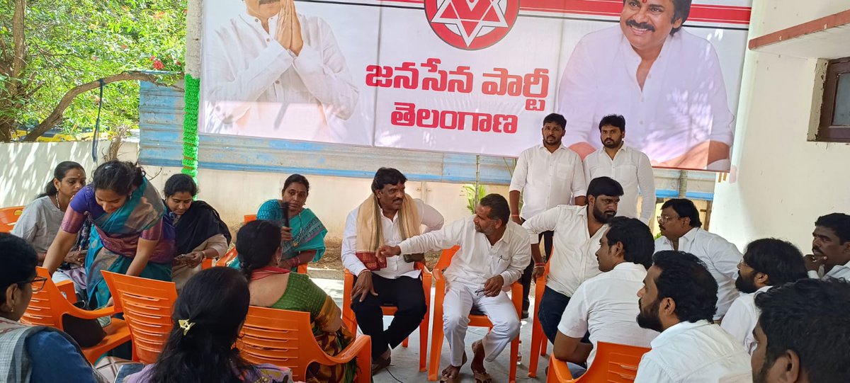 JSPTelangana's tweet image. జనసేన పార్టీ గ్రేటర్ హైదరాబాద్ అధ్యక్షులు శ్రీ రాదారం రాజలింగం గారి ఆధ్వర్యంలో గ్రేటర్ పార్టీ శ్రేణులతో హైదరాబాద్ పార్టీ కార్యాలయంలో సమావేశాన్ని నిర్వహించారు.
రాదారం రాజలింగం గారు మాట్లాడుతూ రానున్న గ్రేటర్ ఎన్నికల్లో పోటీ చేసేందుకు నాయకులు సిద్ధం కావాలని కోరారు. ప్రజల సమస్యలపై,…