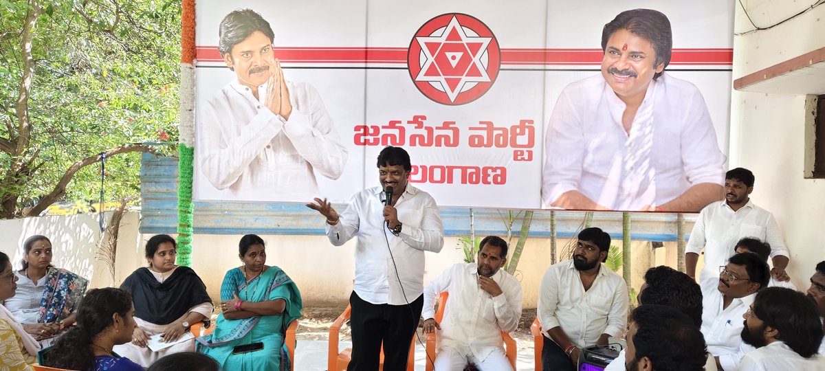 JSPTelangana's tweet image. జనసేన పార్టీ గ్రేటర్ హైదరాబాద్ అధ్యక్షులు శ్రీ రాదారం రాజలింగం గారి ఆధ్వర్యంలో గ్రేటర్ పార్టీ శ్రేణులతో హైదరాబాద్ పార్టీ కార్యాలయంలో సమావేశాన్ని నిర్వహించారు.
రాదారం రాజలింగం గారు మాట్లాడుతూ రానున్న గ్రేటర్ ఎన్నికల్లో పోటీ చేసేందుకు నాయకులు సిద్ధం కావాలని కోరారు. ప్రజల సమస్యలపై,…