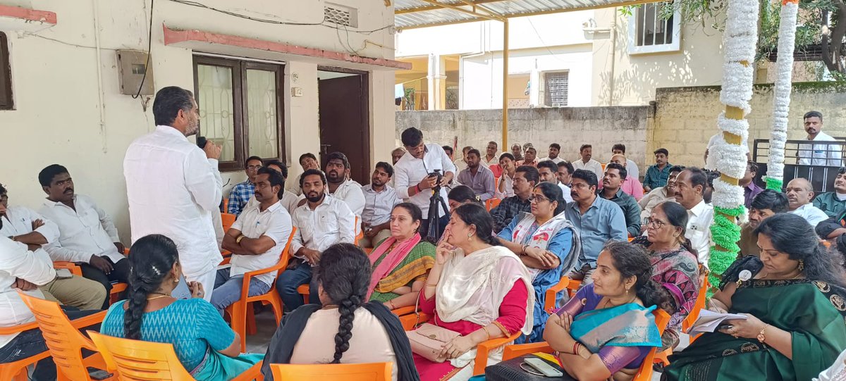 JSPTelangana's tweet image. జనసేన పార్టీ గ్రేటర్ హైదరాబాద్ అధ్యక్షులు శ్రీ రాదారం రాజలింగం గారి ఆధ్వర్యంలో గ్రేటర్ పార్టీ శ్రేణులతో హైదరాబాద్ పార్టీ కార్యాలయంలో సమావేశాన్ని నిర్వహించారు.
రాదారం రాజలింగం గారు మాట్లాడుతూ రానున్న గ్రేటర్ ఎన్నికల్లో పోటీ చేసేందుకు నాయకులు సిద్ధం కావాలని కోరారు. ప్రజల సమస్యలపై,…