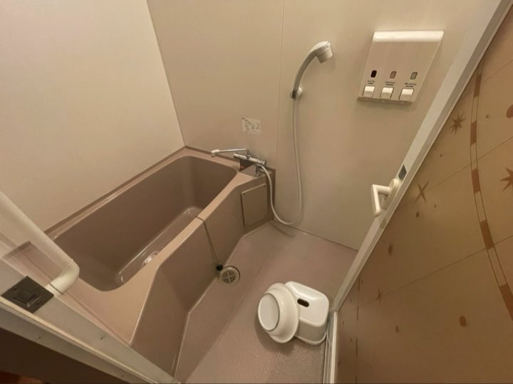 Hina_mitsuki's tweet image. セレブレーションホテルのお風呂って、全室リニューアル終わってるのかな…？1泊5万円出して団地風呂だったら、マジで萎えるんだけど。前は近くにスーパー銭湯（浦安万華郷）があったから良かったけど、今はないもん。