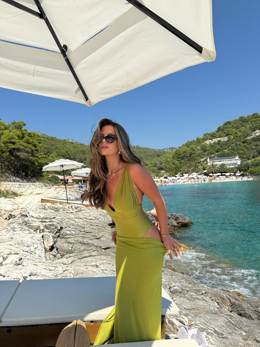 promoter_evana's tweet photo. Sunset drinks… I’m coming 🍸 . . . . #fitcheck #ootd #holidayfit #holiday #LoveYourW #HolidayPastry #GraffxGULF 

https://t.co/k9p7gws18W https://t.co/Hl8iHUTESN