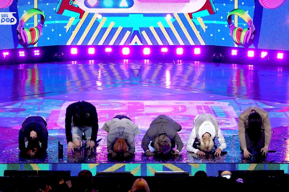 lia VAI VER O BTS tweet media