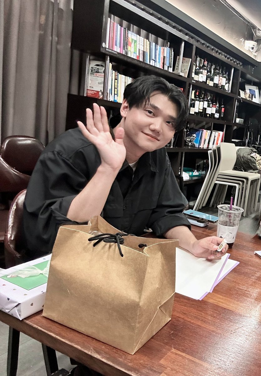 seonserendipity's tweet photo. 이 오른쪽에 저 있어요...
투샷 찍어주신 @_baaaami 님께 감사드립니다아🙇‍♀️ https://t.co/gn5mRtgYmw