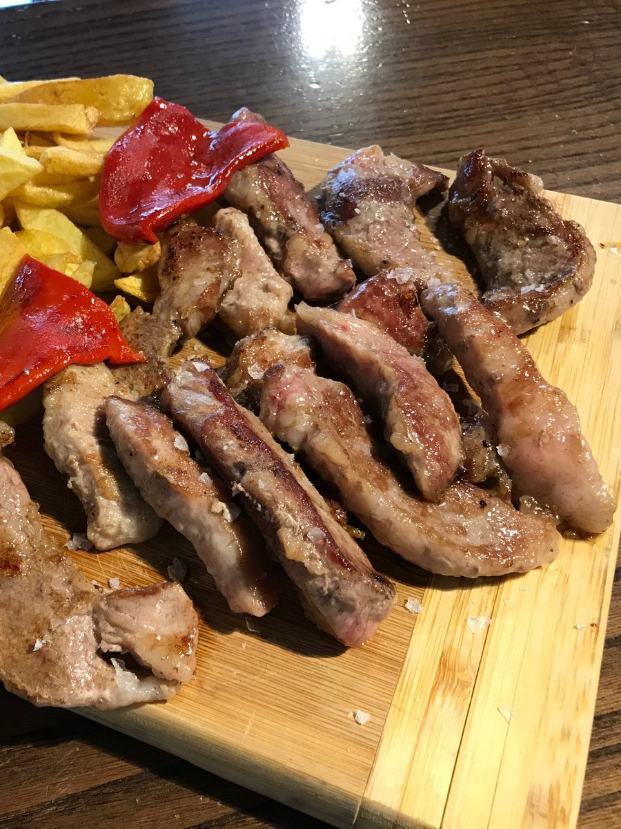 Bossferrol's tweet photo. No es un secreto que nos encanta nuestro Secreto ibérico a la plancha con patatas y pimientos del piquillo

#cocinadeproducto #bossferrol #esteiro #restaurantesferrol #ferrol https://t.co/QSVqG0hGEw