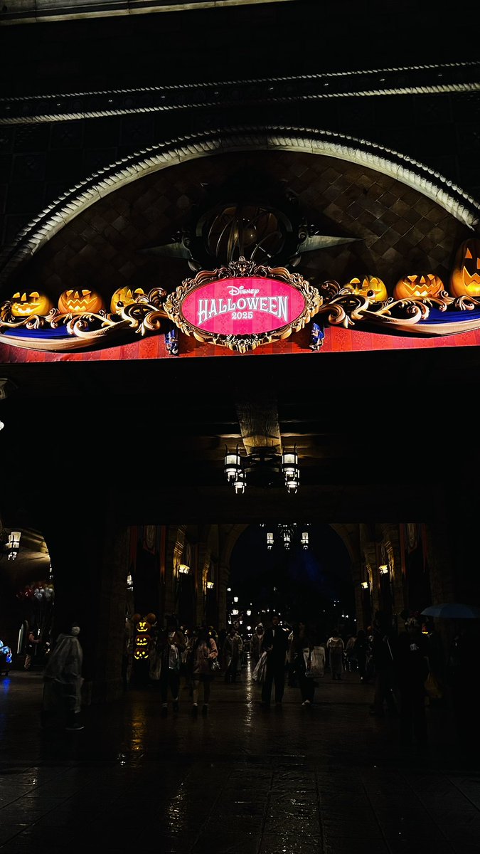 eeesan3689's tweet photo. ハロウィン最終日にガラガラのシー行って
最高に幸せな１日を過ごせた🥰

#ディズニーシー
#ハロウィン https://t.co/wTo3ZPlUBD