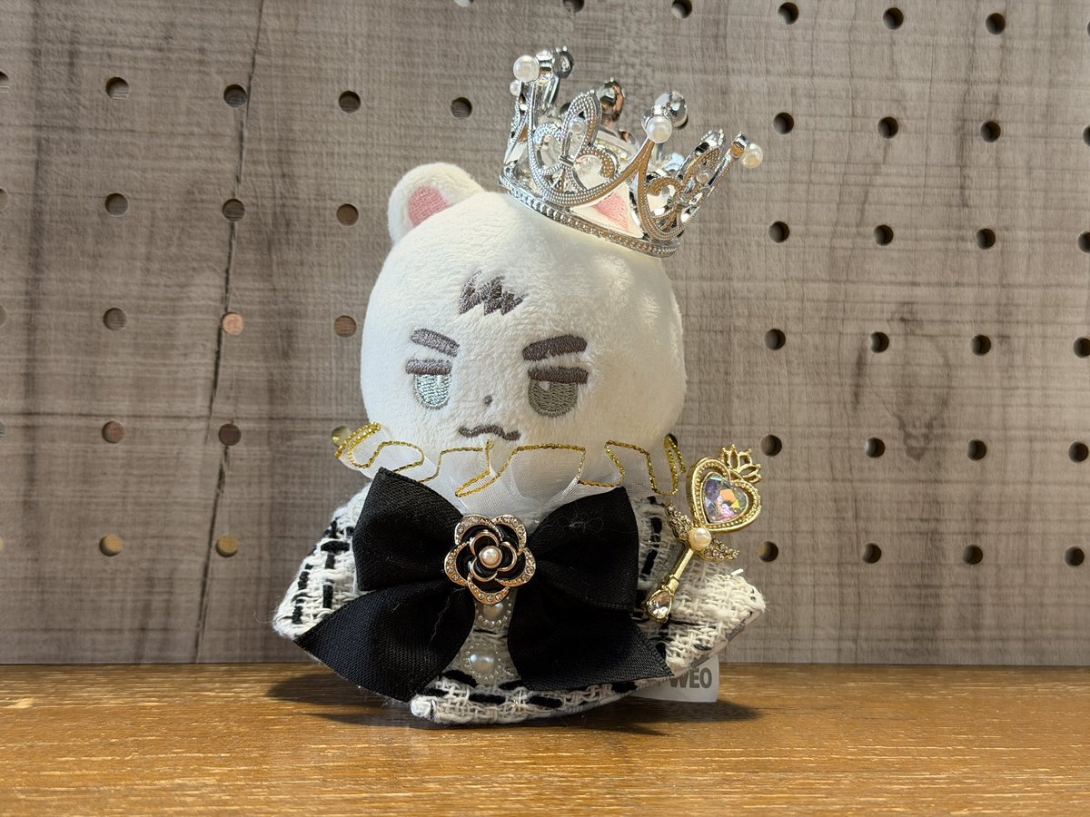 セリアで可愛い王冠を見つけて買ってしまいました。
思った以上に似合う😍
王笏代わりのステッキはマステで貼ってあり、ちょっとはみ出した緑色が見えています笑