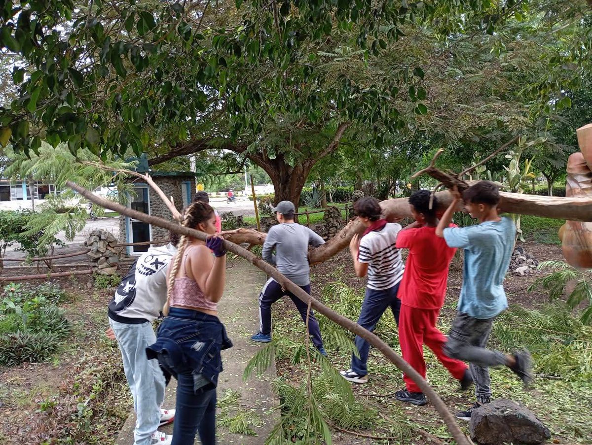 Manos jóvenes en #LasTunas contribuyen a la recuperación del territorio. #UnidosXCuba