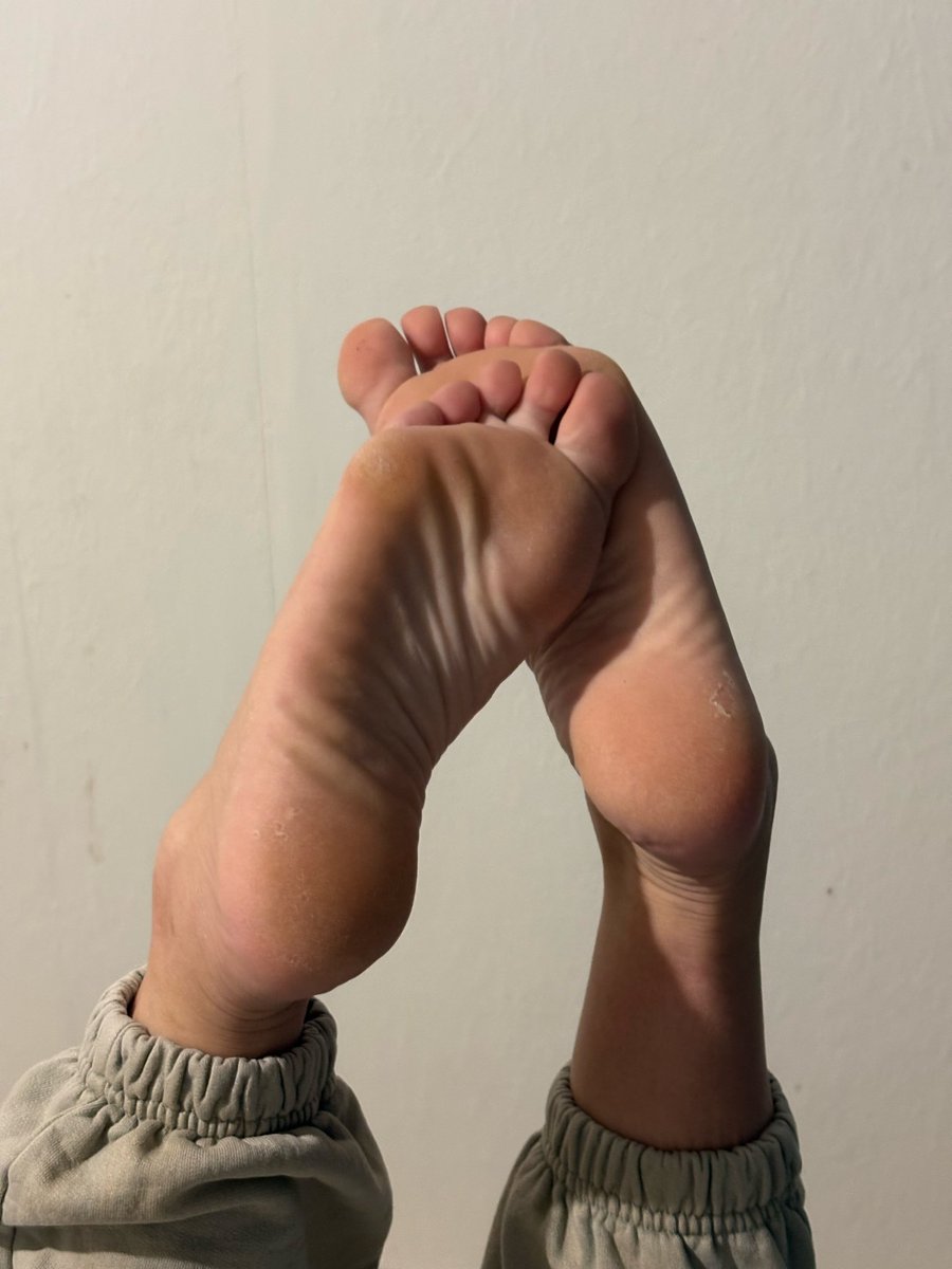 FeetMia7's tweet photo. Aller les merdes on raques pour mes beaux pieds !!

#paypig #fetichiste #pied #main #soumis #soumission #find #femdom #findom #slave #moneyslave #moneymiss #chastete #reel #virtuel #fake #raque #offrande #paypal #pigeon #cuck #vernis #argent #slowdraine #chienne #toutou #looser https://t.co/b5XfKbBd9Y
