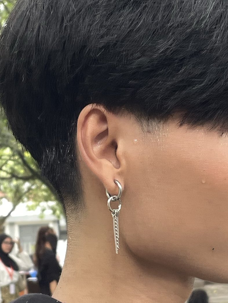 a_fiiian's tweet photo. my new earring and hair cut https://t.co/oQR3c9CHLV