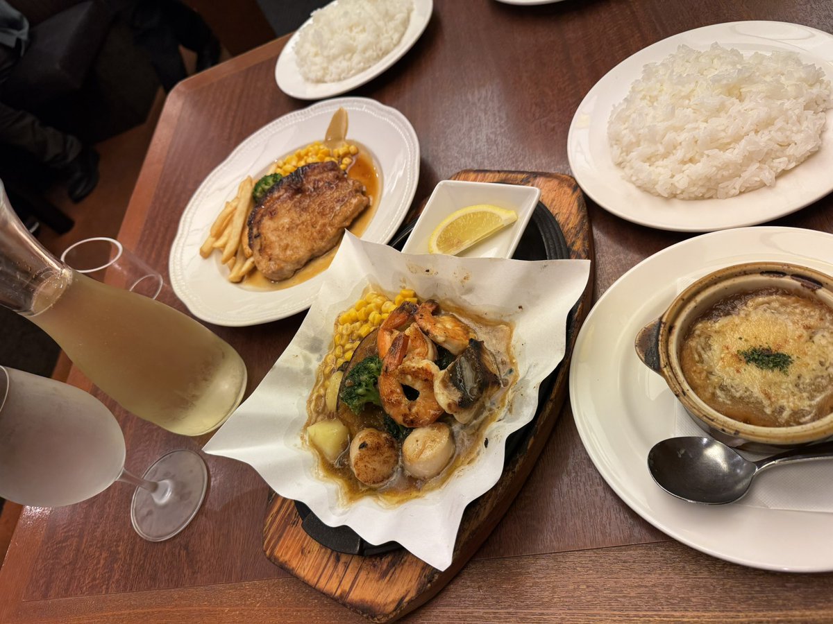 ID45946469's tweet photo. ロイホ飲み🍷 https://t.co/ve44LNOTOO