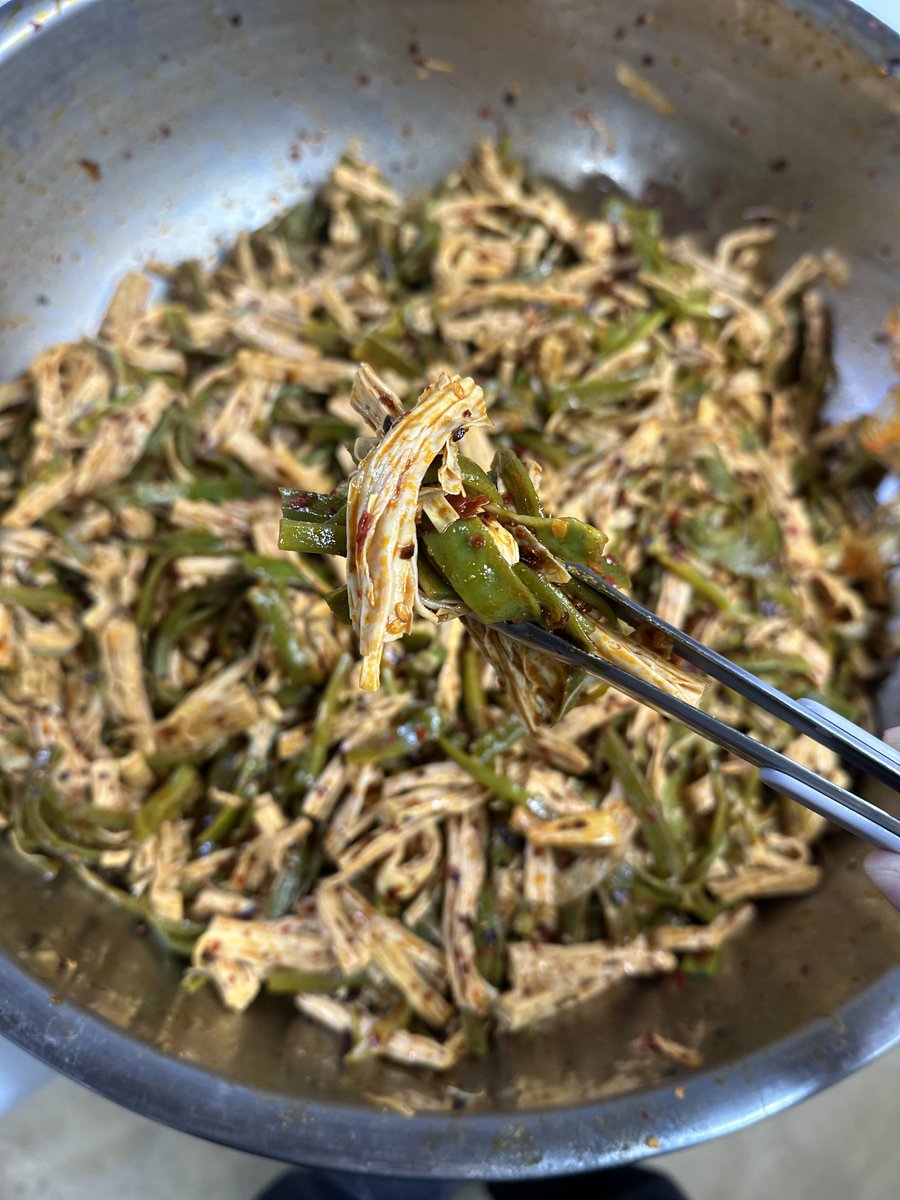 고스트 마라찌의 신메뉴가 나왔습니다.
쿵푸 무침(궁채 푸주 무침), 드디어 출시되었습니다.

그리고 '고스트 마라찌' 전메뉴 할인 행사를 진행합니다.

마라찌를 만든 지 1년 3개월.
초기 1년 동안 매달 적자였고,
빚이 쌓여서 사업을 접으려 했습니다.

그렇게 가게를 정리하려던 순간,
한 고객님의