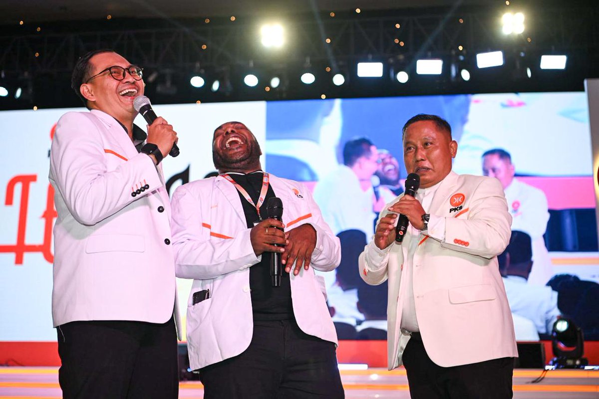 Suasana pembukaan Bimteknas PKS hari ini sebagai ajang penyamaan visi seluruh pejabat publik PKS se-Indonesia. Dibuka oleh Presiden PKS <a href="/Muzzammil_Yusuf/">Almuzzammil Yusuf</a> #BimteknasPKS