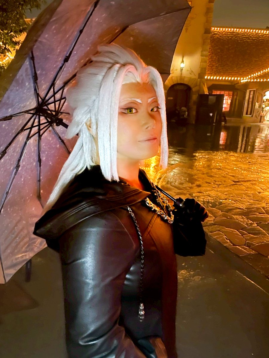※Attention Cosplay※

らるふしがめっちゃたくさん綺麗に撮ってくれた写真の内の1枚！
傘を持ったイラスト真似てみた🥳

📸∶<a href="/RRarufu/">らるふ</a>

#KH仮装
#Dハロ仮装2025