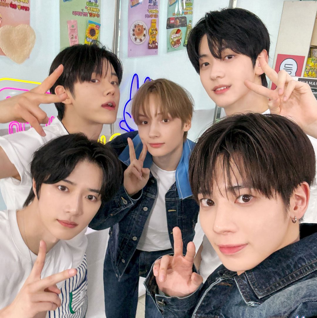 all_about_txt's tweet image. Let’s do this, MOA 💪👇
🔁 = 1 vote
💬 = 1 vote

My vote for #TOMORROWXTOGETHER on #2025MAMAVOTE