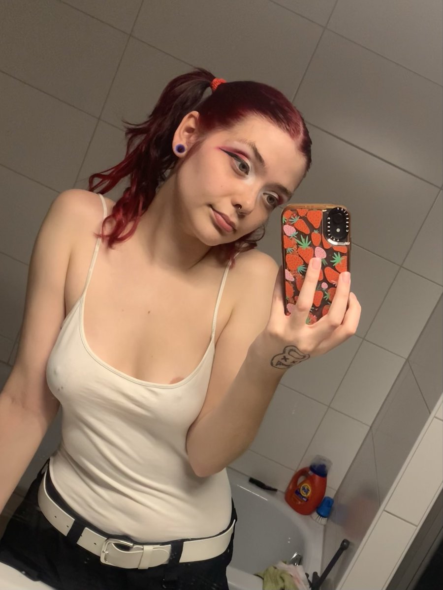 e1izabethjoy's tweet photo. hope you had a good Halloween like me and my boobs did https://t.co/yjB0rOKqlo