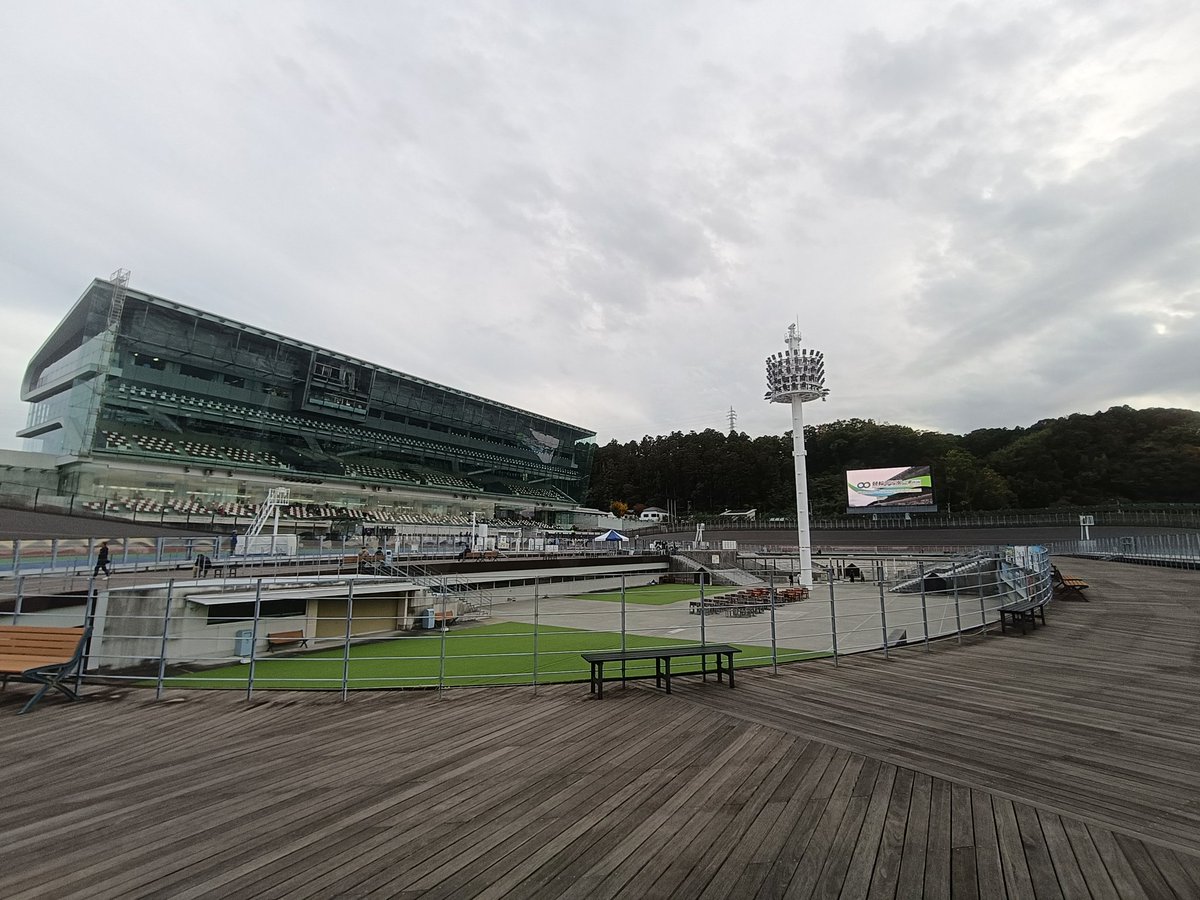 haneshin92's tweet photo. 本学院自転車部の3年生が埼玉県代表選手として自転車競技（ケイリン）の全国大会、競輪甲子園2025に出場しています！会場のいわき平競輪場は、空中に浮かぶように作られ、バンク内側から観戦できる珍しい競輪場です。
#競輪甲子園 https://t.co/ZV8vycLBGt
