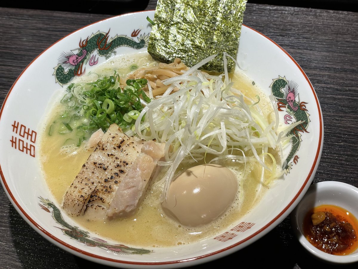 jira1010's tweet image. 中華そば十目一八食堂

濃厚鶏そば
味玉
餃子

バッサリ荒んだ心を癒すべく
トメイチへ

売り切れ必至の限定麺
いただけました✨

1日散々苦戦したのに🎰
アッサリ簡単に確定でました🌈🏆🥹

心もおなかも満たされて
冷え切った夫とも会話が生まれました

そのくらい美味しいので
鬼おすすめ！