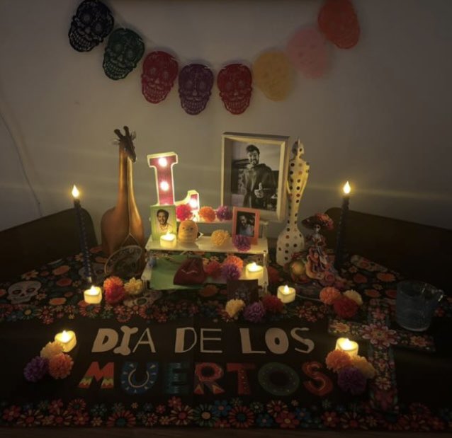 LiamPayneMx's tweet image. “Espero que encuentres el camino hacia mí hoy. Te amo por siempre Liam 🪽”

Ruth (hermana de Liam) ha seguido la tradición mexicana y le ha puesto un altar 😭🥹🕯️❤️‍🩹