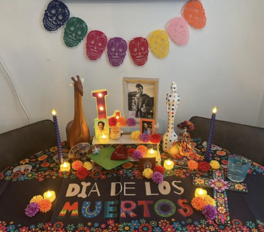 LiamPayneMx's tweet image. “Espero que encuentres el camino hacia mí hoy. Te amo por siempre Liam 🪽”

Ruth (hermana de Liam) ha seguido la tradición mexicana y le ha puesto un altar 😭🥹🕯️❤️‍🩹