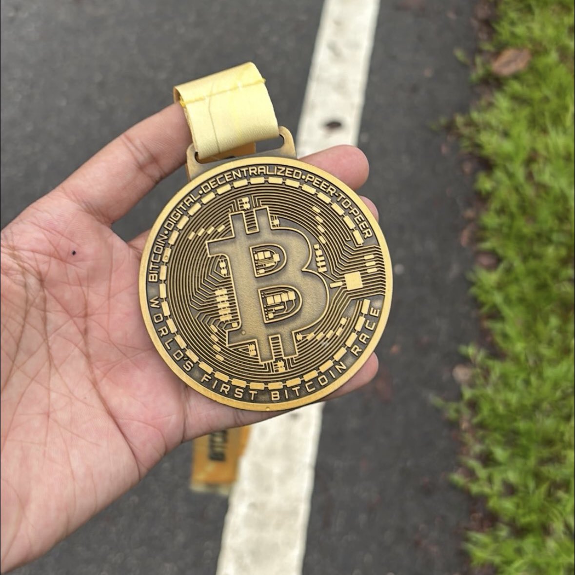 sswt_dc's tweet image. เจ็บแต่จบค้าบบ งานวิ่งงานแรกก็จัดเลย #HalfMarathon 😂 ได้เจอ อ.ตั๊ม พิริยะ ด้วย complete แล้ววว🤩🤩 เหรียญสวย งานดีมาก วิ่งตากฝนยาวๆตลอดทางชุ่มฉ่ำา😂😂 #bitcoin #runforfreedom #firstbitcoinrace #run