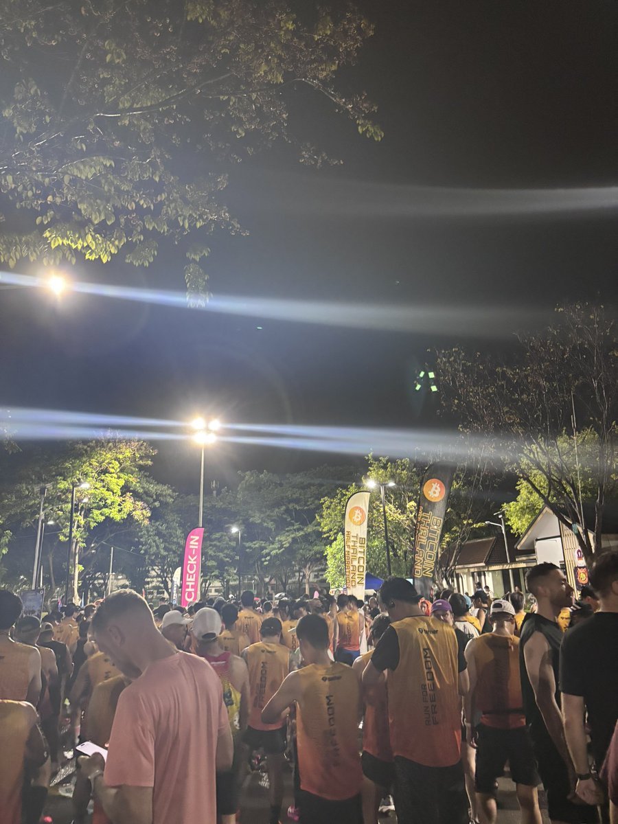 sswt_dc's tweet image. เจ็บแต่จบค้าบบ งานวิ่งงานแรกก็จัดเลย #HalfMarathon 😂 ได้เจอ อ.ตั๊ม พิริยะ ด้วย complete แล้ววว🤩🤩 เหรียญสวย งานดีมาก วิ่งตากฝนยาวๆตลอดทางชุ่มฉ่ำา😂😂 #bitcoin #runforfreedom #firstbitcoinrace #run