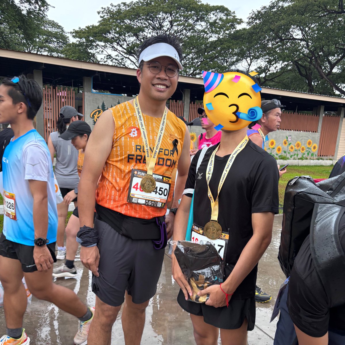 sswt_dc's tweet image. เจ็บแต่จบค้าบบ งานวิ่งงานแรกก็จัดเลย #HalfMarathon 😂 ได้เจอ อ.ตั๊ม พิริยะ ด้วย complete แล้ววว🤩🤩 เหรียญสวย งานดีมาก วิ่งตากฝนยาวๆตลอดทางชุ่มฉ่ำา😂😂 #bitcoin #runforfreedom #firstbitcoinrace #run