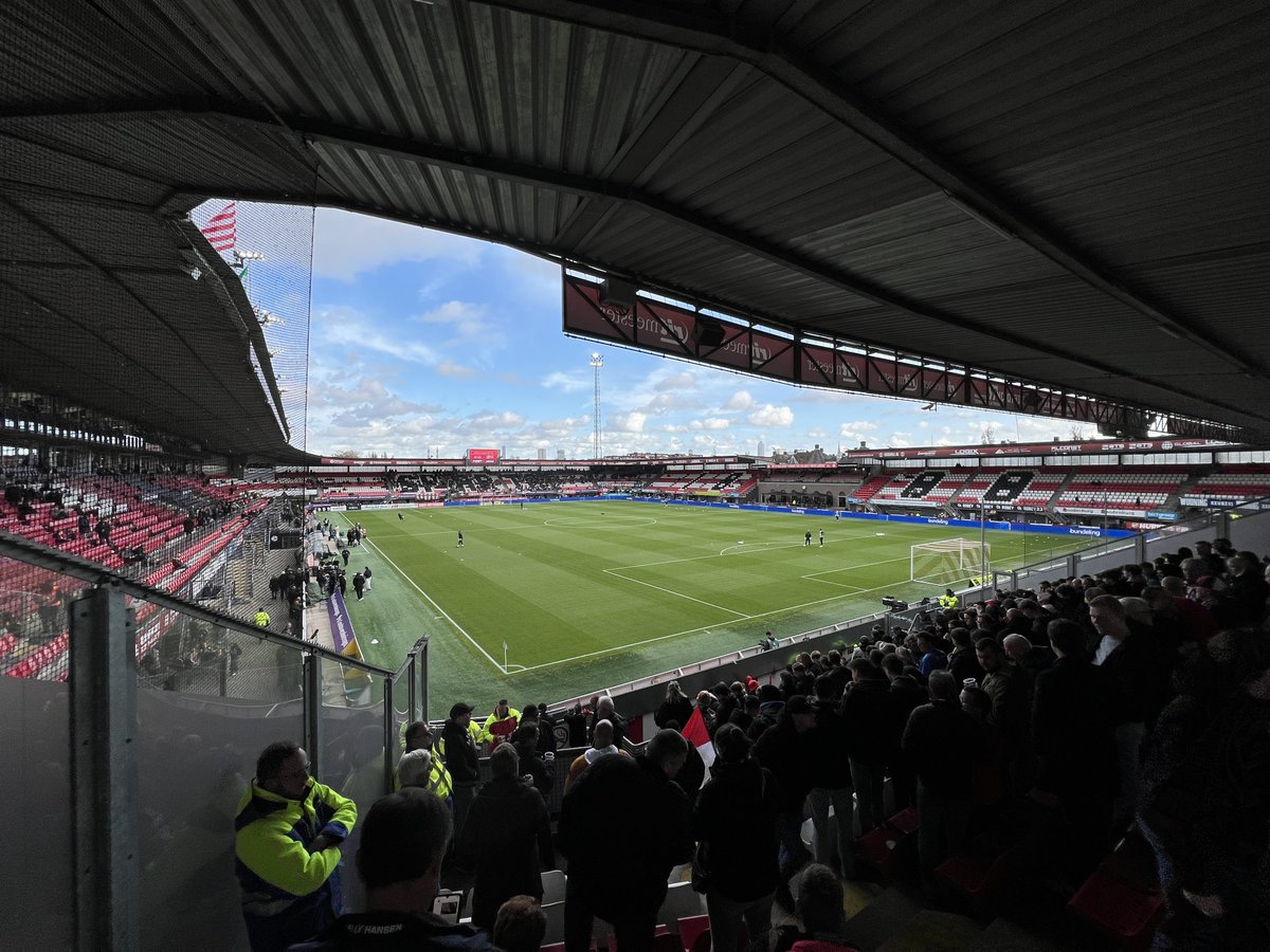 Een van de laatste stadions met een normaal uitvak…  #spaaz