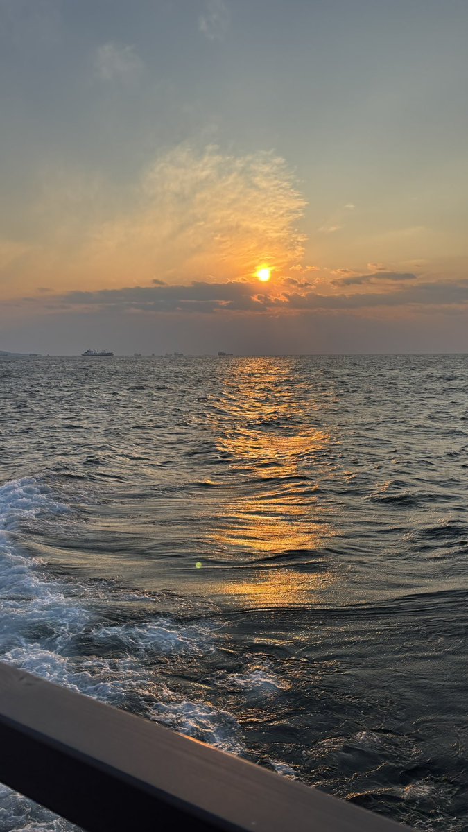 На небе только и разговоров, что о море и о закатах