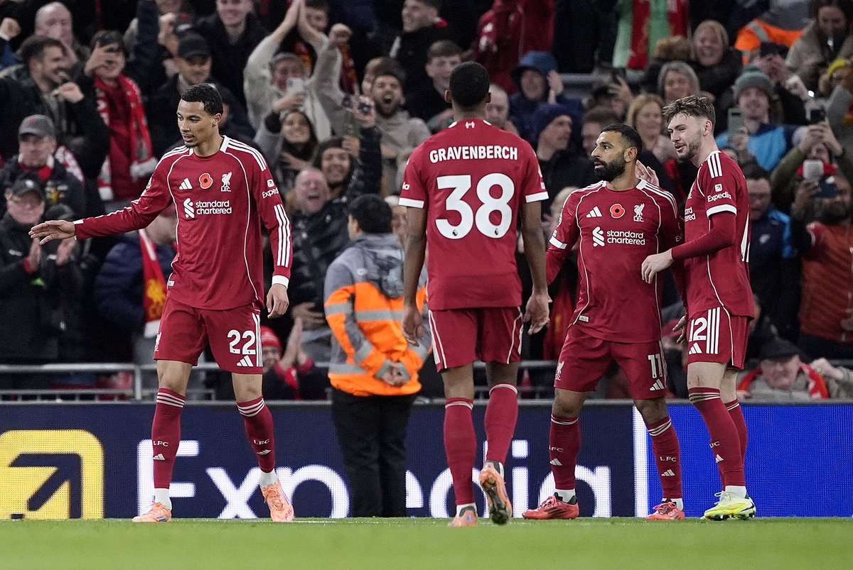 _BeFootball's tweet photo. Eli-Junior Kroupi 🇫🇷 (𝟮𝟬𝟬𝟲) s’est cru dans un film face à Liverpool pour ses débuts en PL 🍿😭:

« Les cinq, dix premières minutes du match, 𝗷'𝗲́𝘁𝗮𝗶𝘀 𝗰𝗼𝗺𝗺𝗲 𝘂𝗻 𝗯𝗲́𝗯𝗲́ 𝗾𝘂𝗶 𝘃𝗶𝘃𝗿𝗮𝗶𝘁 𝘂𝗻 𝗿𝗲̂𝘃𝗲 𝗲́𝘃𝗲𝗶𝗹𝗹𝗲́. 

Depuis le banc de touche, 𝗷𝗲 𝗿𝗲𝗴𝗮𝗿𝗱𝗮𝗶𝘀 𝗹𝗲 𝘀𝘁𝗮𝗱𝗲, 𝗹'𝗮𝗺𝗯𝗶𝗮𝗻𝗰𝗲, 𝘁𝗼𝘂𝘀 𝗰𝗲𝘀 𝗷𝗼𝘂𝗲𝘂𝗿𝘀 𝘀𝘂𝗿 𝗹𝗮 𝗽𝗲𝗹𝗼𝘂𝘀𝗲 𝗾𝘂𝗲 𝘁𝘂 𝘃𝗼𝗶𝘀 𝗵𝗮𝗯𝗶𝘁𝘂𝗲𝗹𝗹𝗲𝗺𝗲𝗻𝘁 𝗮̀ 𝗹𝗮 𝘁𝗲́𝗹𝗲́ 𝗼𝘂 𝗮̀ 𝗹𝗮 𝗣𝗹𝗮𝘆𝘀𝘁𝗮𝘁𝗶𝗼𝗻. »

(@lequipe)