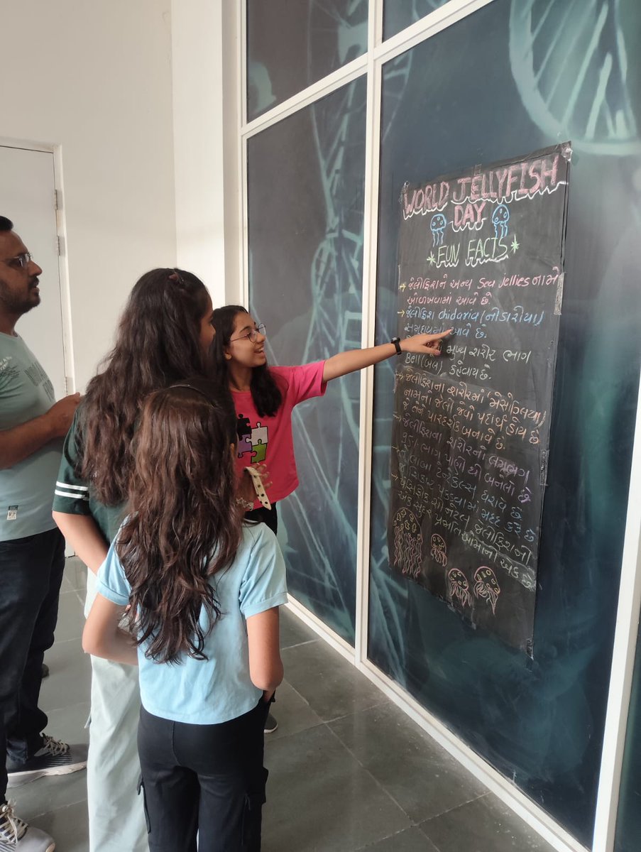 RSCRajkot's tweet image. World Jellyfish Day at RSC Rajkot was a splash! 🌊🎉 Visitors got stung by curiosity &amp;amp; learned lots! From Documentary screening, Fun facts to Quiz🐳 #JellyfishDay #RSCRajkot