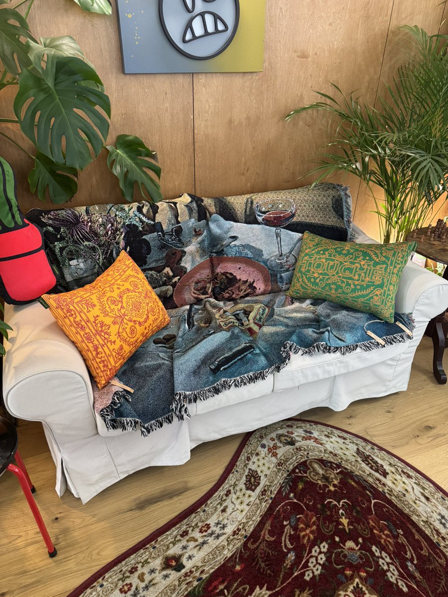 이태원 인테리어/소품샵 사냥 + 산책 코스

📍세이투셰 (용산구 녹사평대로 32길 53 1층)
- 빈티지한 러그, 패브릭, 시계, 거울이 특히 예쁜 곳. 가격대도 저렴-고가까지 다양하게 형성되어 있고, 공간이 워낙 감각적이고 예뻐서 구경하기 좋음. 패브릭과 발매트 구매 완료 💵

📍플러스84 (용산구