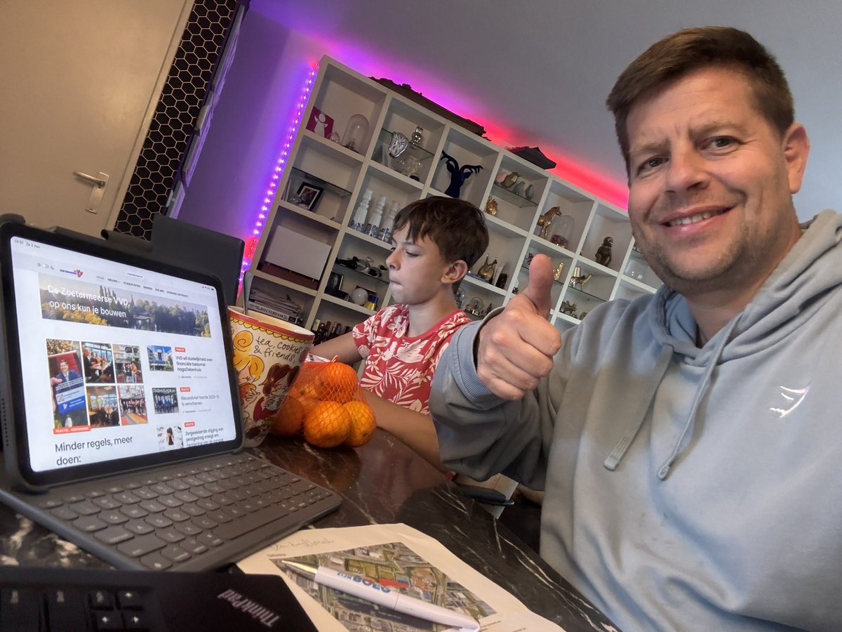 Samen aan ons huiswerk. 

Zoonlief druk bezig met geschiedenis (Franse revolutie) en ik de voorbereiding van de raadsvergadering van morgen (circulariteit en parkeren Van Tuyllpark)

Ps. En het is zondag dus slappe broek en hoodie aan en haar zonder gel 😁