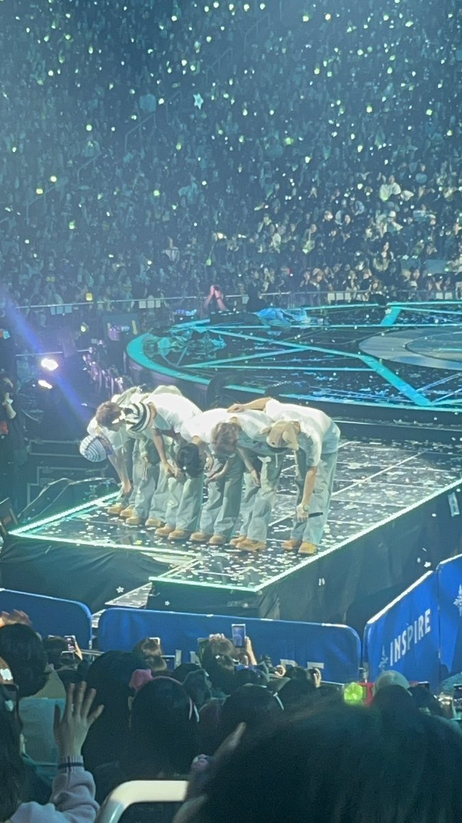 오늘도 위시 보면서 너무 행복했어💚
3일 너무너무 수고 많았고 밥 잘 챙겨 먹고 투어 잘 다녀오고 우리 앙콘에서 다시 만나자!

오늘 소감 듣고 오열하는데 휴지 건네주신 천사즈니도 너무 고마워요!🤍