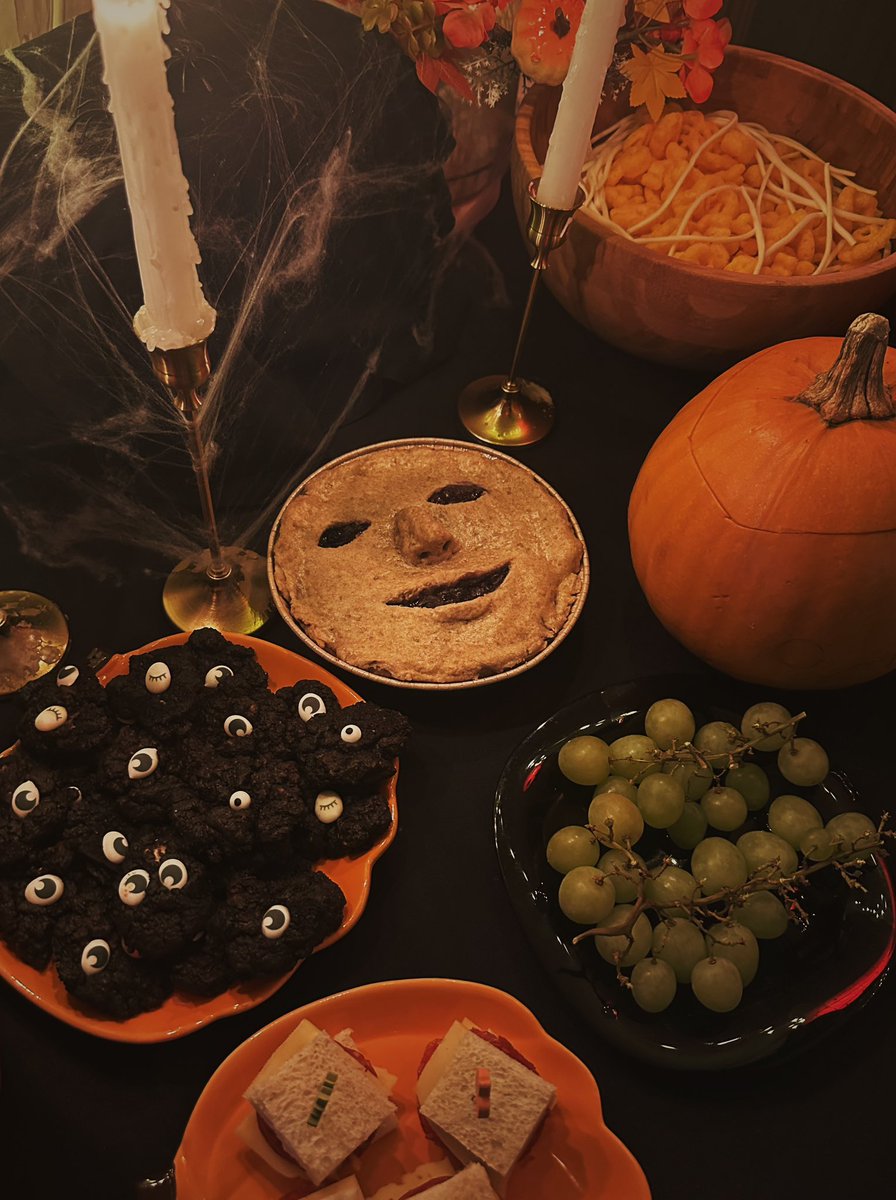 был устроен хеллоу + вин