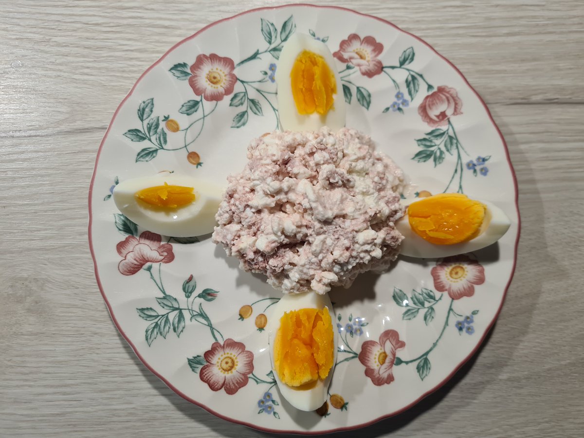 #Twitterrudel #Wochenendei #Sonntagsei
🐕Heute gab es keine Garnelchen, sondern als Beilage  zu meinem Ei einen Kalbsleberwurscht-Hirtenkäse-Salat. Das mag ich auch sehr gern ☺
Gefällt Euch das auch lieber Eric <a href="/mav_cologne/">Eric Hoch</a> u. Tante Milchschnitte <a href="/MilchSchnitte2/">Milch Schnitte</a> ?