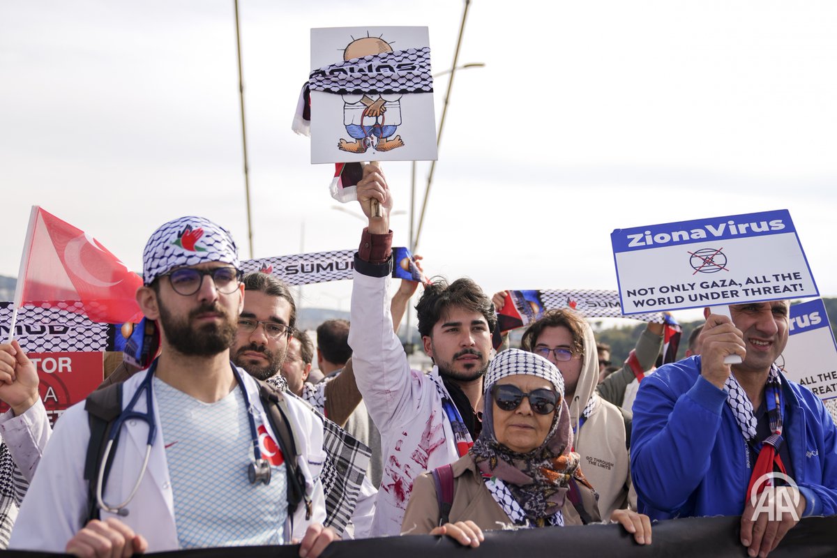 🇵🇸 47. İstanbul Maratonu'nda halk koşusu yapıldı. 15 Temmuz Şehitler Köprüsü'nden geçerken hatıra fotoğrafı çektiren vatandaşlar, açtıkları pankart ve atkılarla Filistin'e de destek verdi.