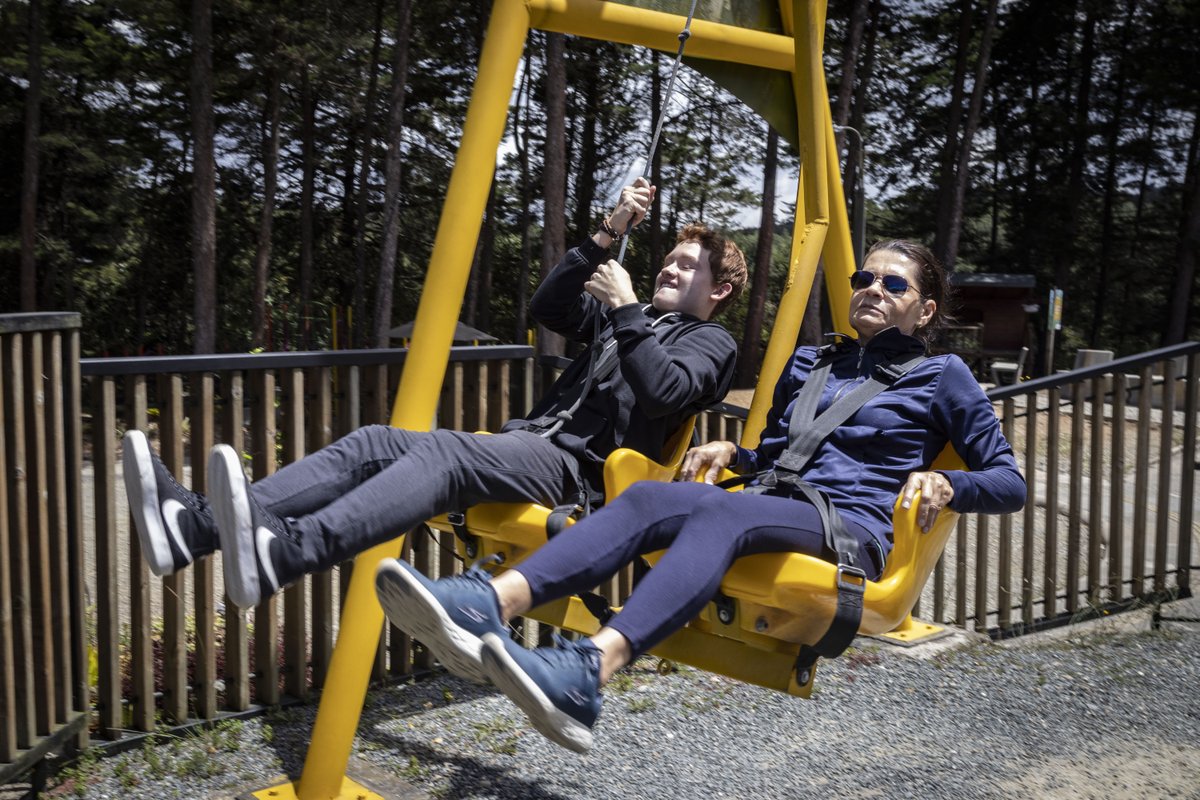 ¿Sabías que en el Parque Comfama Arví puedes disfrutar de la naturaleza mientras juegas, caminas y compartes en familia? 🌿 Aquí, los árboles son cómplices de la risa, el aire fresco renueva y cada sendero invita a reconectar con lo esencial: el amor, el juego y el tiempo juntos.