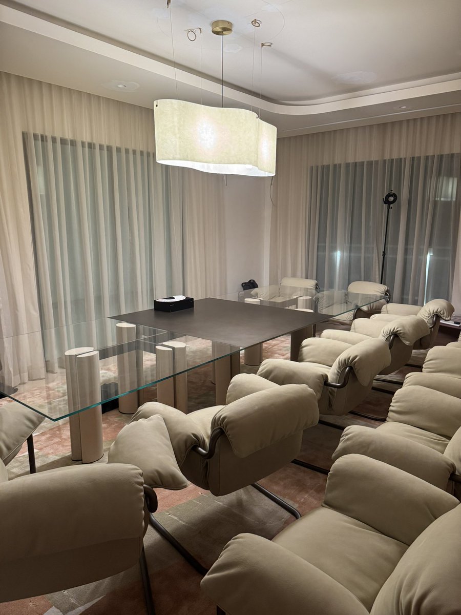 t_t_t_shi52's tweet image. ハロウィン当日はアブダビのホームパーティーでクロースアップマジックショーお楽しみいただきました🎃
ショーの後は、8名のプロの役者によるマーダーミステリー。
2時間半にわたる白熱の推理戦の末、見事犯人を見つけ出しました🕵️‍♂️

「自宅にマジシャン」「自宅にマーダーミステリー」

んー、すごい。